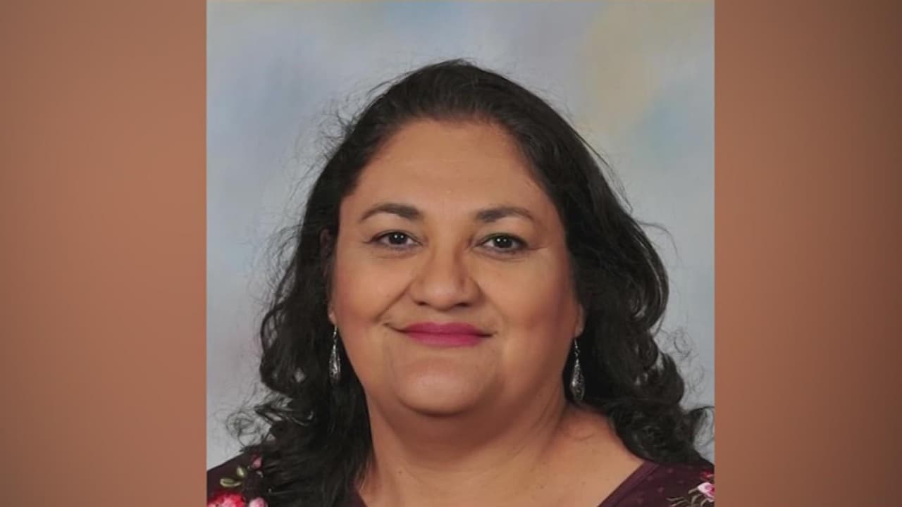 "Perdieron la inocencia ese día": maestra herida en el tiroteo de Uvalde cuenta cómo sus alumnos la salvaron