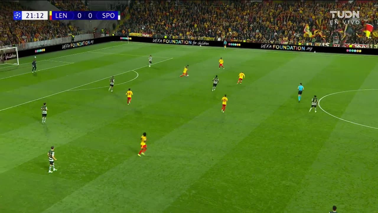 ¡GOL!  anota para Sporting Lisbon. Luis Suárez
