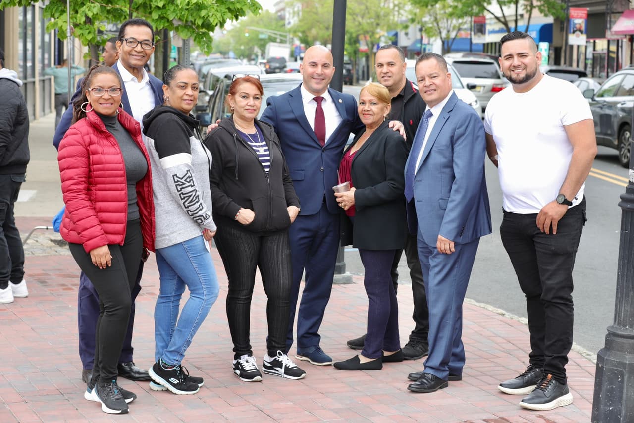 El alcalde de Perth Amboy, Helmim Caba, en el centro de la foto es el primer alcalde de ascendencia dominicana en esta localidad.