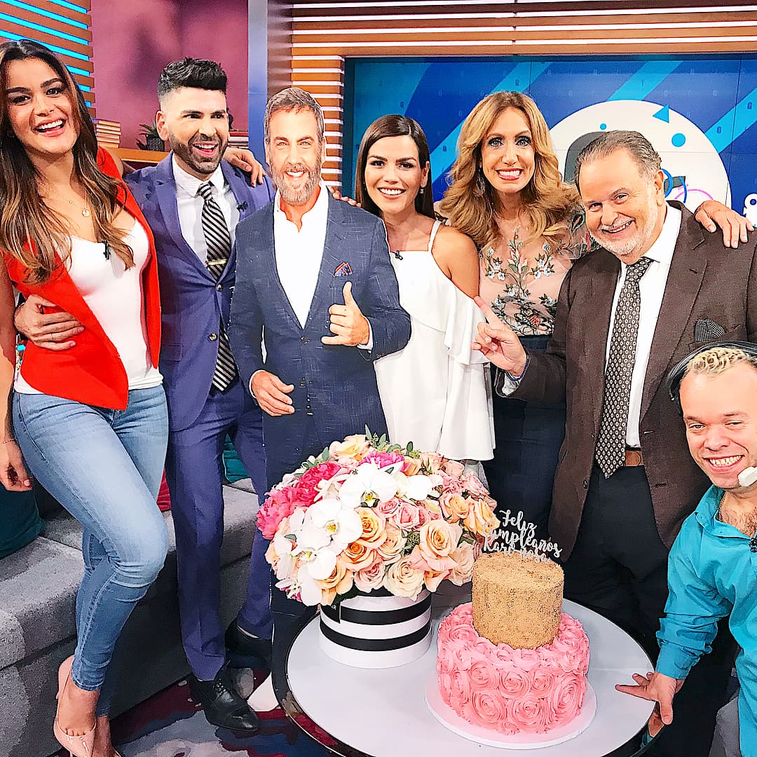 Carlos Ponce también tuvo detalles románticos para la mexicana, el más recordado, cuando le preparó una serie de sorpresas con motivo de su cumpleaños que incluyeron mariachi, pastel y flores durante el show.