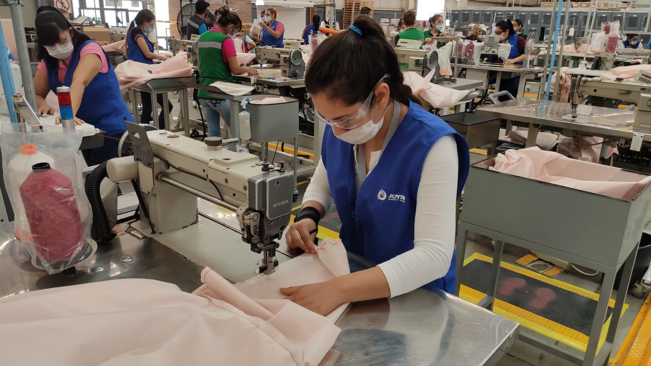 Trabajadores de Ford fabrican batas reutilizables con materiales de bolsas de aire.
