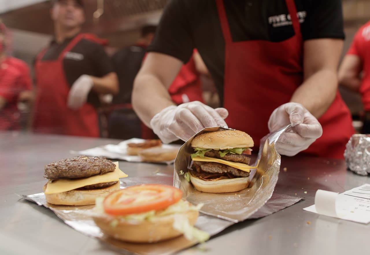 <b>Five Guys. Calificación: F. </b>Tiene 1,321 locales en EEUU y sus ventas en 2017 fueron 1,436 millones de dólares. No tiene una política de uso de antibióticos disponible y no respondió cuestionario enviado por los investigadores. Así que obtuvo 0 de 100 puntos en su calificación.