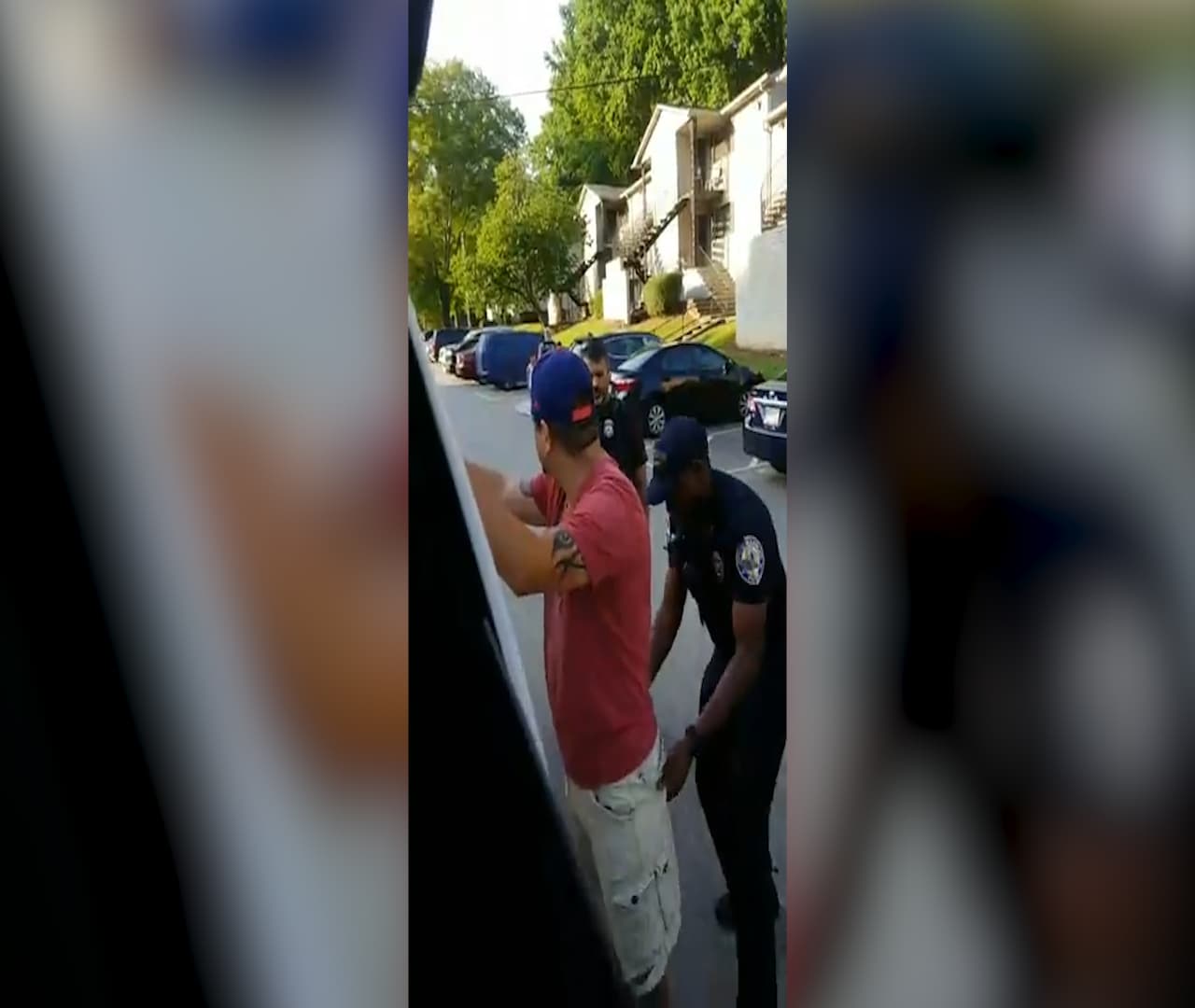 Minutos después el padre de Martínez accede y se baja del vehículo para hablar con los agentes.