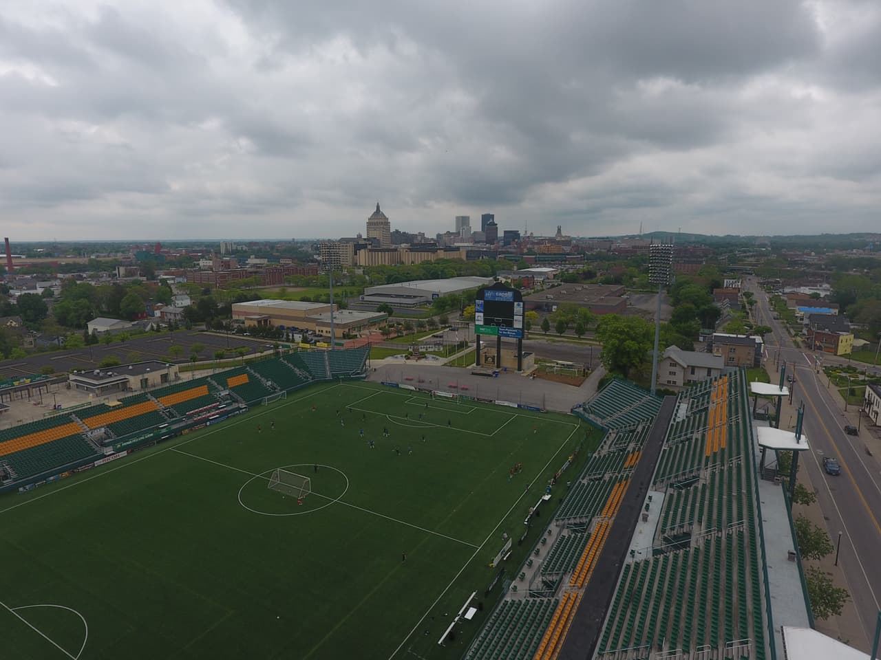 El Capelli Satadium tiene tres tribunas, una de ellas cubierta. Al fondo, de Rochester.