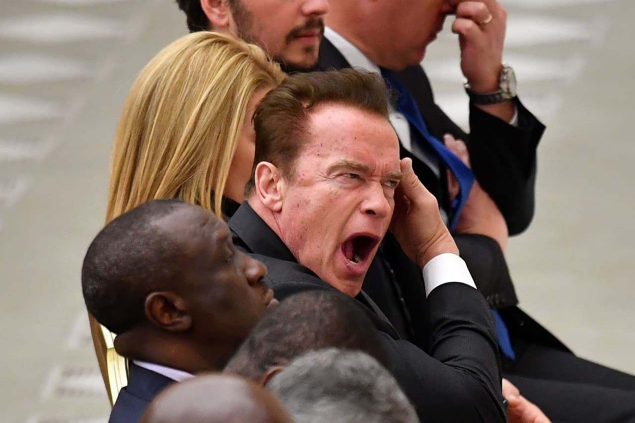 Aunque, ¡tal vez estaba un poquito cansado el ex 'Terminator! ¡Qué tremendo bostezo!