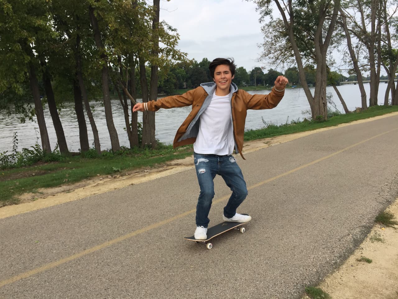 Edward tiene el don de aprender rápido y con la patineta es todo un pro.