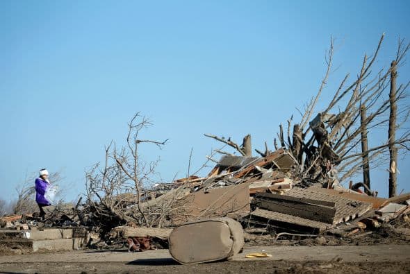 Dos personas perdieron la vida y sobre una veintena resultaron heridas luego del paso de fuertes tornados que tocaron tierra en los poblados de Rochelle y Fairdale a unas 80 millas al noroeste de Chicago la noche del jueves. Rescatistas continúan en la búsqueda de personas desaparecidas entre los escombros.