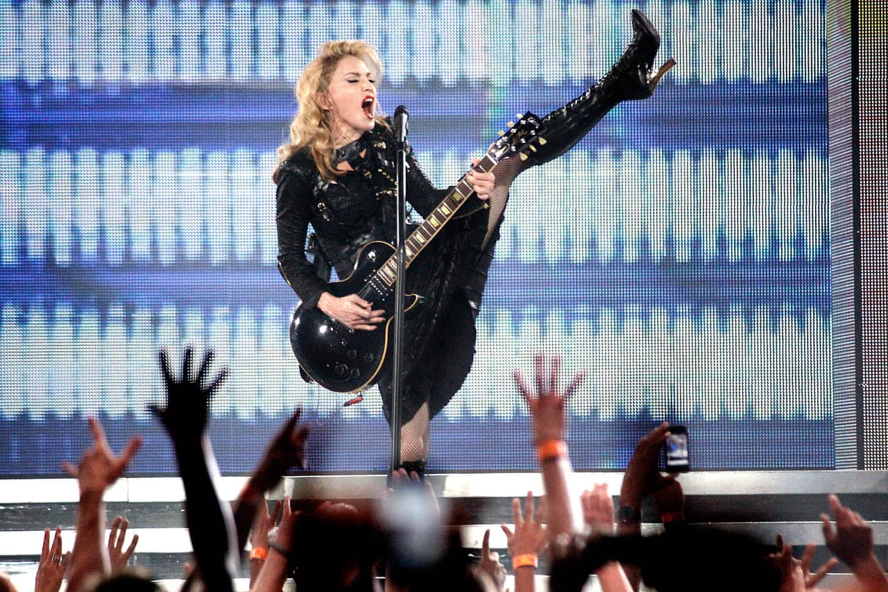 Desde muy temprana edad, ella causaba caos entre todos sus fans cantando líricas sexuales.