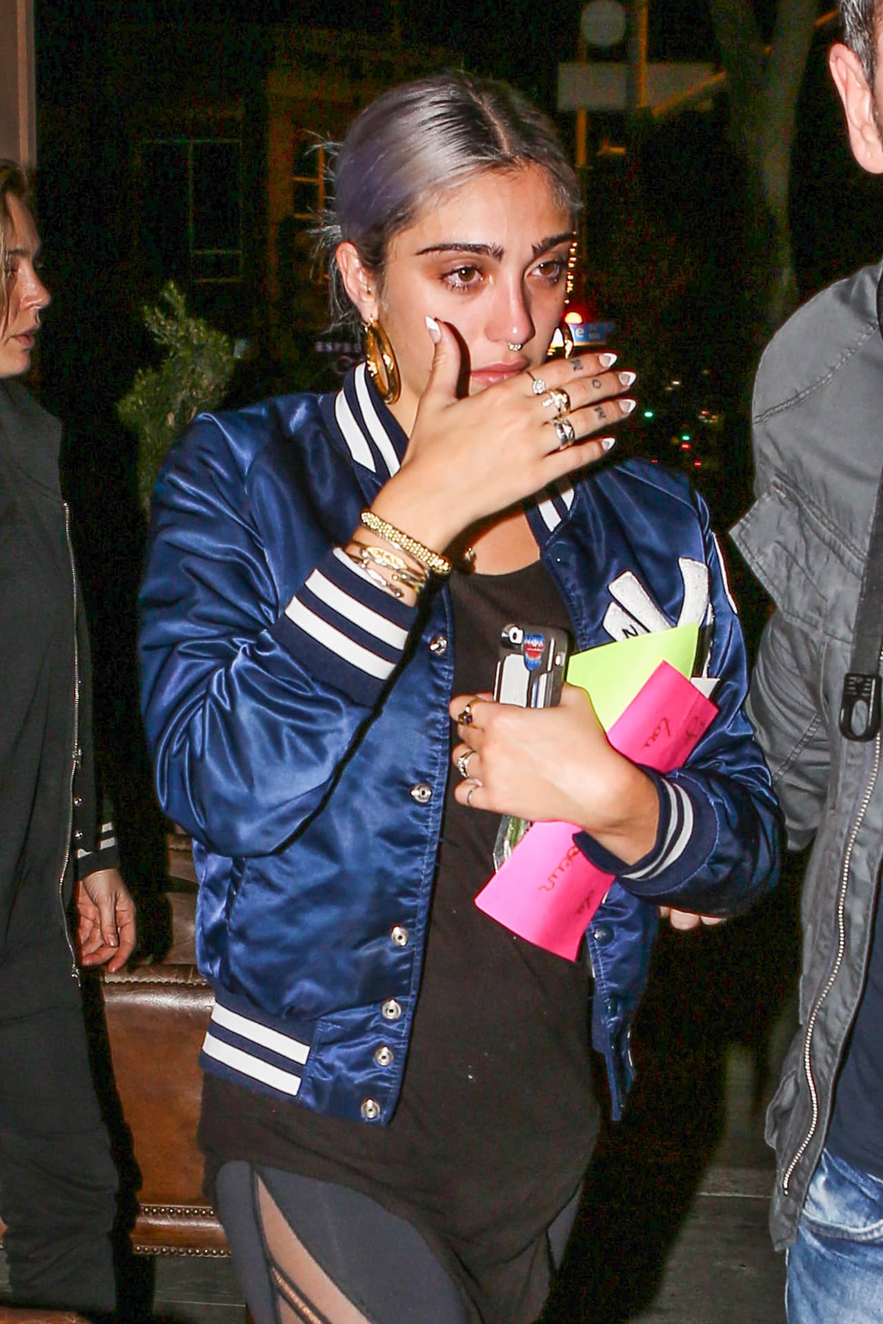 Al salir, Lourdes fue fotografiada y su cara crea un poco de dudas.