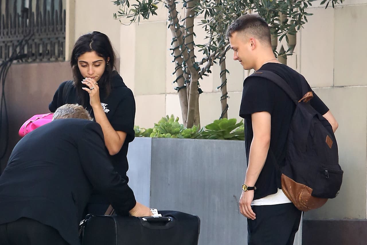 El 20 de octubre, su hermano menor, Rocco, publicó en Instagram las manos de su hermana.