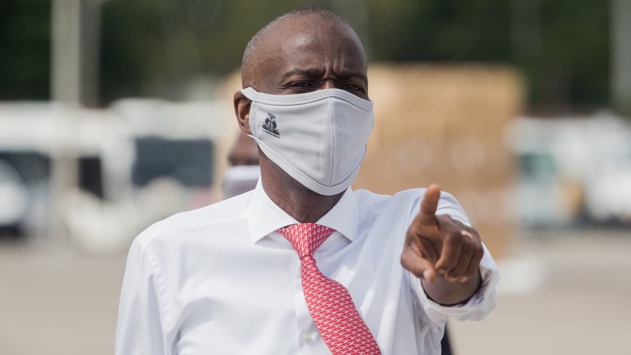 <b>En video. Asesinan al presidente de Haití, Jovenel Moise, en un ataque en su casa.</b>
<br>
<br>Un grupo de hombres armados, que según las autoridades habla español, asesina al presidente de Haití, Jovenel Moise, en su propia residencia privada. La primera dama sufre heridas durante el atentado ocurrido en plena madrugada.