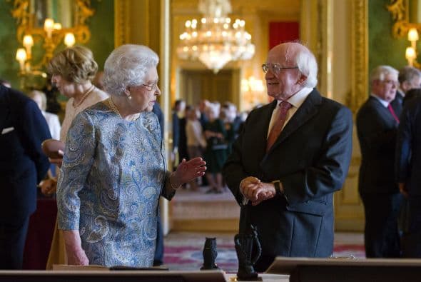 Tras una comida privada con la reina, la pareja presidencial visitó la abadía de Westminster, en el centro de Londres