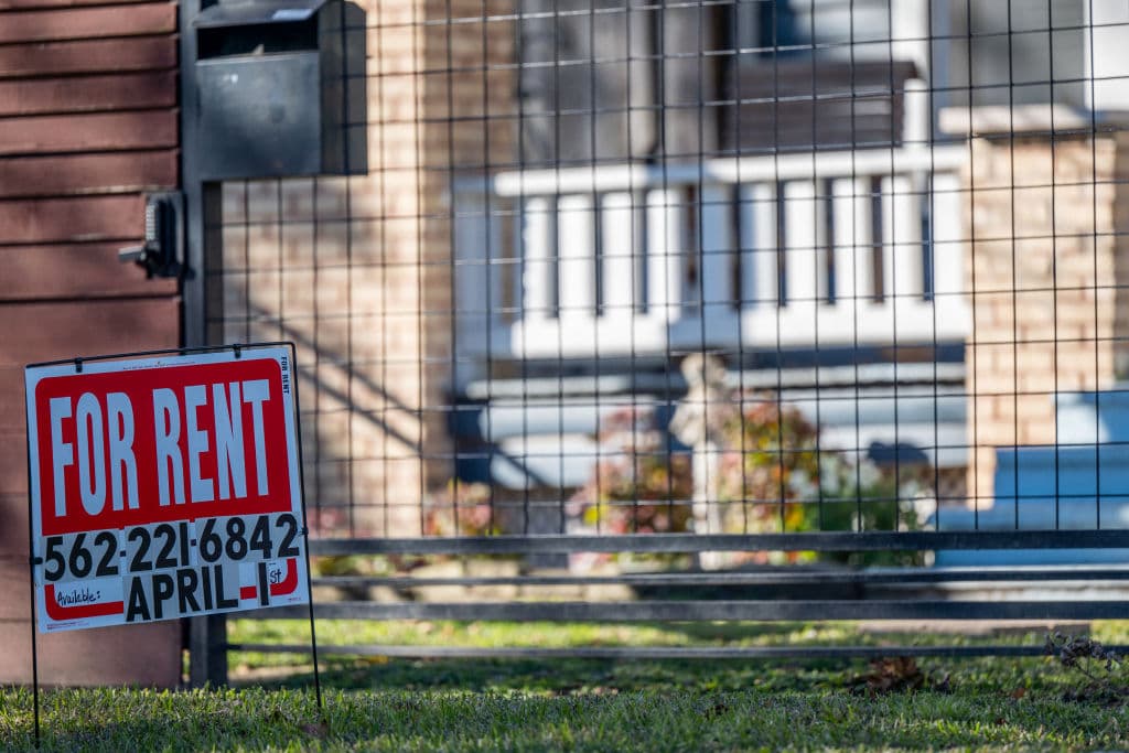 Según el reporte sobre el mes de julio de 2022 de 
<a href="https://www.realtor.com/research/july-2022-rent/" target="_blank">Realtor.com</a>, página especializada en ventas y rentas de propiedades en Estados Unidos, 
<b>el alquiler medio cotizado fue de $1,879 en las 50 áreas metropolitanas más grandes del país.</b>