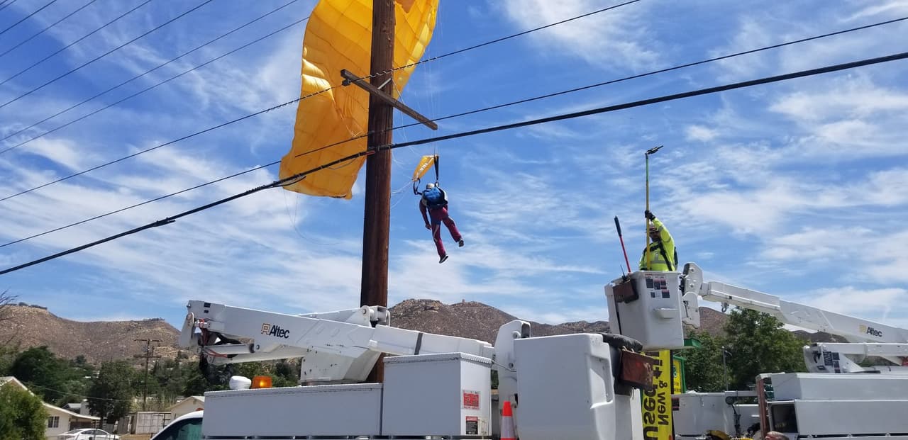 Un paracaidista se queda atrapado en cuerdas de la luz en Lake Elsinore