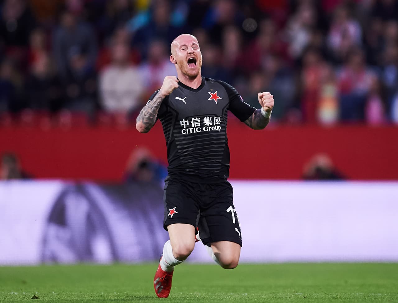 El mediocampista esloveno conectó la pelota de derecha y en el camino se desvió un poco por lo que el portero sevillista no pudo hacer nada.