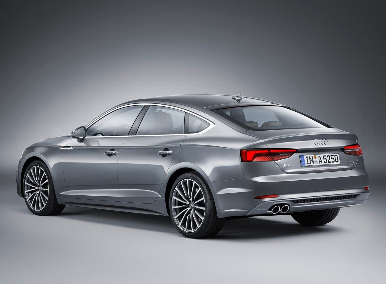 El Audi A5 Sportback 2017 llegará a Estados Unidos con un motor cuatro cilindros turbo alimentado de 2.0-litros que desarrolla 252 caballos de fuerza y 273 lbs-pie de torque. El modelo contará con tracción delantera y transmisión automática de doble embrague como estándar, mientras que se espera que el sistema de tracción integral 'Quattro' sea una de las opciones más populares.