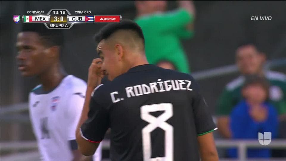 Tiro desviado de Carlos Rodríguez