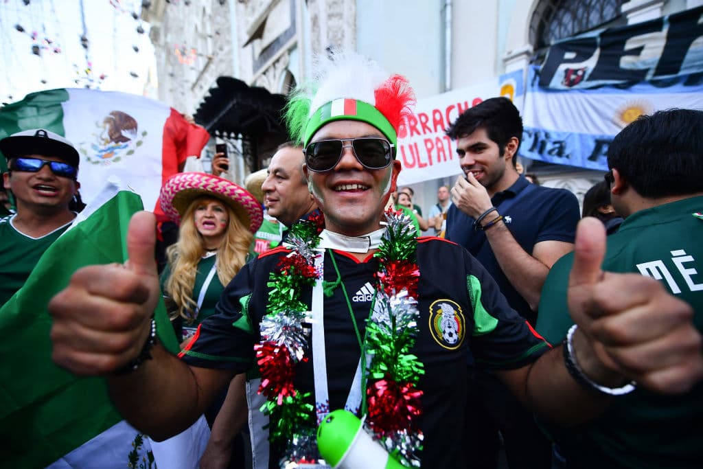 La fiesta mexicana tomó las calles de Moscú y con máscaras, banderas, sombreros y todo aquello que caracteriza a la afición Tricolor, causaron furor y contagiaron con su entusiasmo.