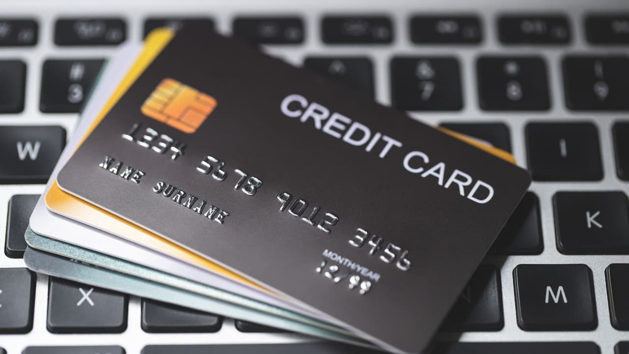 Hay dos opciones de formar un historial crediticio: una es sacar una tarjeta de crédito y otra solicitar un préstamo personal en una compañía especializada.