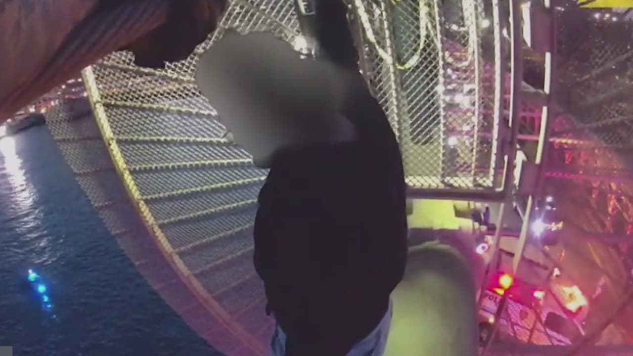En video: El momento en que oficiales salvan la vida de una mujer en el Brooklyn Bridge