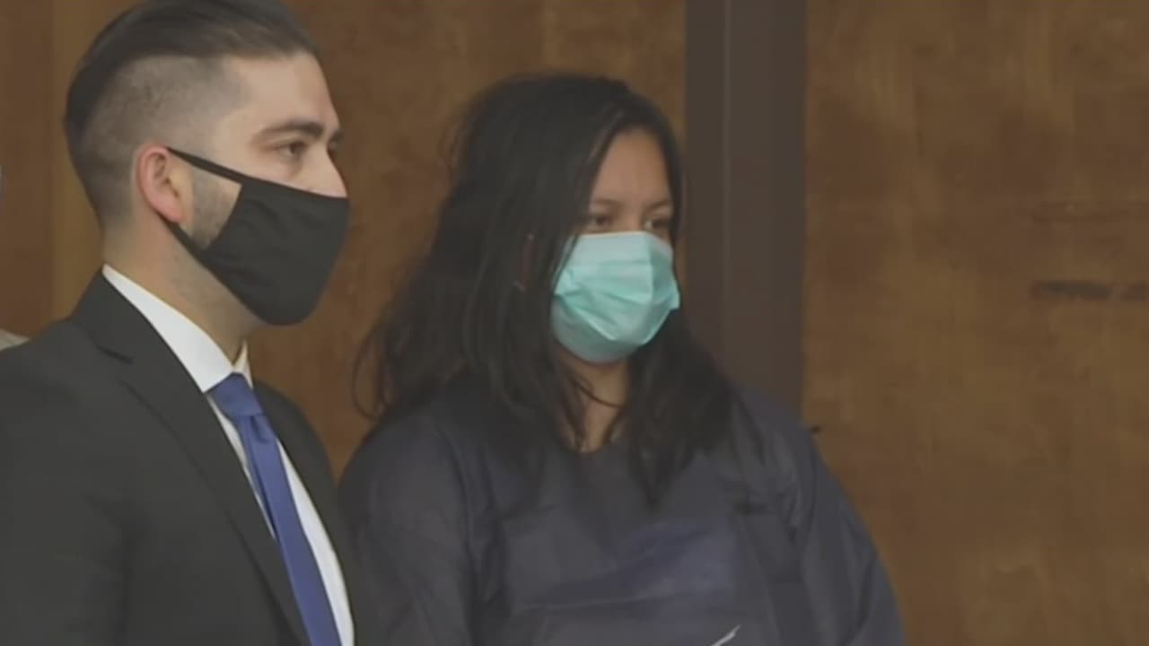 <b>"Los ahogué": madre hispana confiesa que asesinó a sus tres hijos en California</b>
<br>
<br>Liliana Carrillo, la madre acusada de matar a sus tres hijos en Los Ángeles, admitió el triple crimen desde su celda en una entrevista con el canal local. La mujer, de 30 años, confesó que los ahogó y dijo que fue "para protegerlos".