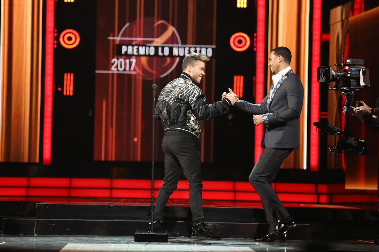 El Rey de la Bachata recibió el galardón de mano de su compatriota Prince Royce.