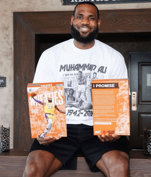 Al inicio de su carrera, en 2018, hizo una comunidad ‘I Promise School’ en su natal Ohio para ofrecer transporte gratuito, comidas, uniformes, bicicletas y apoyo en salud mental.