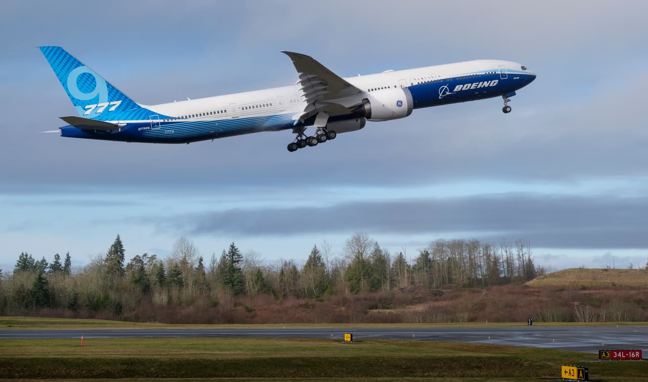 Fuertes vientos obligaron a aplazar dos intentos anteriores durante la semana, pero este sábado el Boeing 777X hizo su vuelo inaugural.