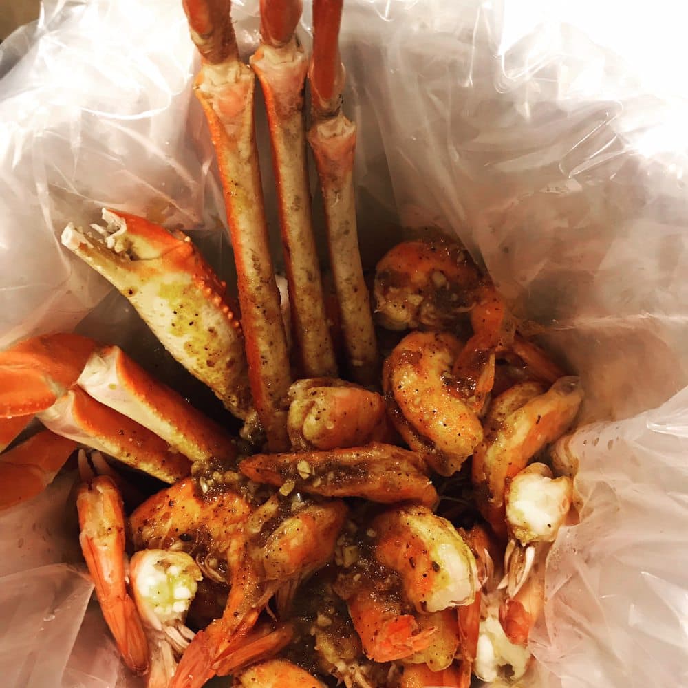 <b>Shaking Seafood</b>
<br>Dirección: 243 S 10th St Philadelphia, PA 19107
<br>Teléfono:(215) 413-9100
<br>Sitio web: 
<a href="https://shakingseafoodpa.com/">https://shakingseafoodpa.com/</a> 
<br>
<b><a href="https://www.yelp.com/map/shaking-seafood-philadelphia-3">Cómo llegar</a></b>
<br>
<br>Los dueños dicen que “todos nuestros mariscos de Luisiana son hervidos con pasión por nuestros chefs profesionales. Hacemos nuestras propias salsas sabrosas en casa. Desde cajún, pimienta de limón y mantequilla de ajo. Hay una salsa para todos”.