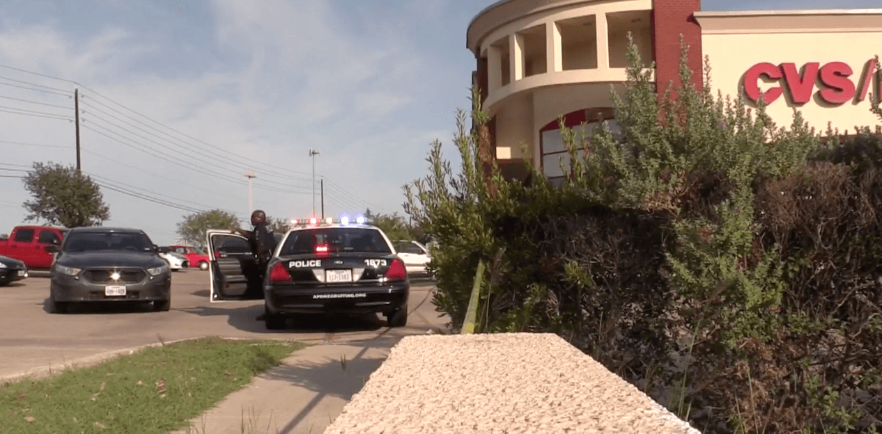 ¿Ira al volante? Enfrentamiento en una calle de Texas terminó en asesinato en una farmacia 