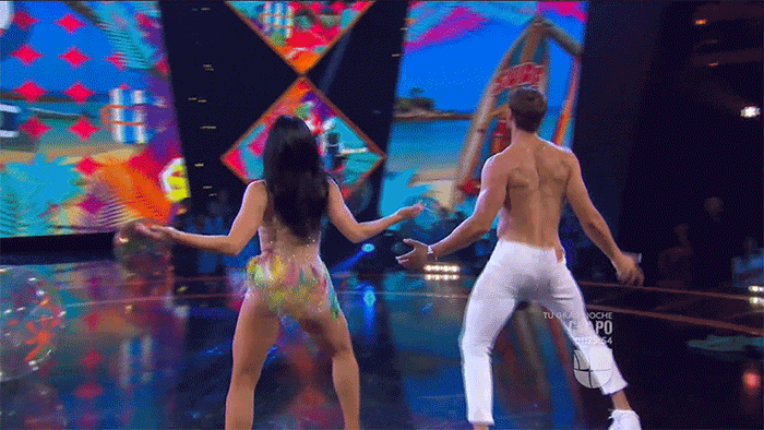 <a href="http://www.univision.com/shows/mira-quien-baila/pena-no-tiene-el-naked-chef-se-quito-la-camisa-la-primera-noche-video">Pena no tiene: el 'Naked chef' se quitó la camisa la primera noche</a>
