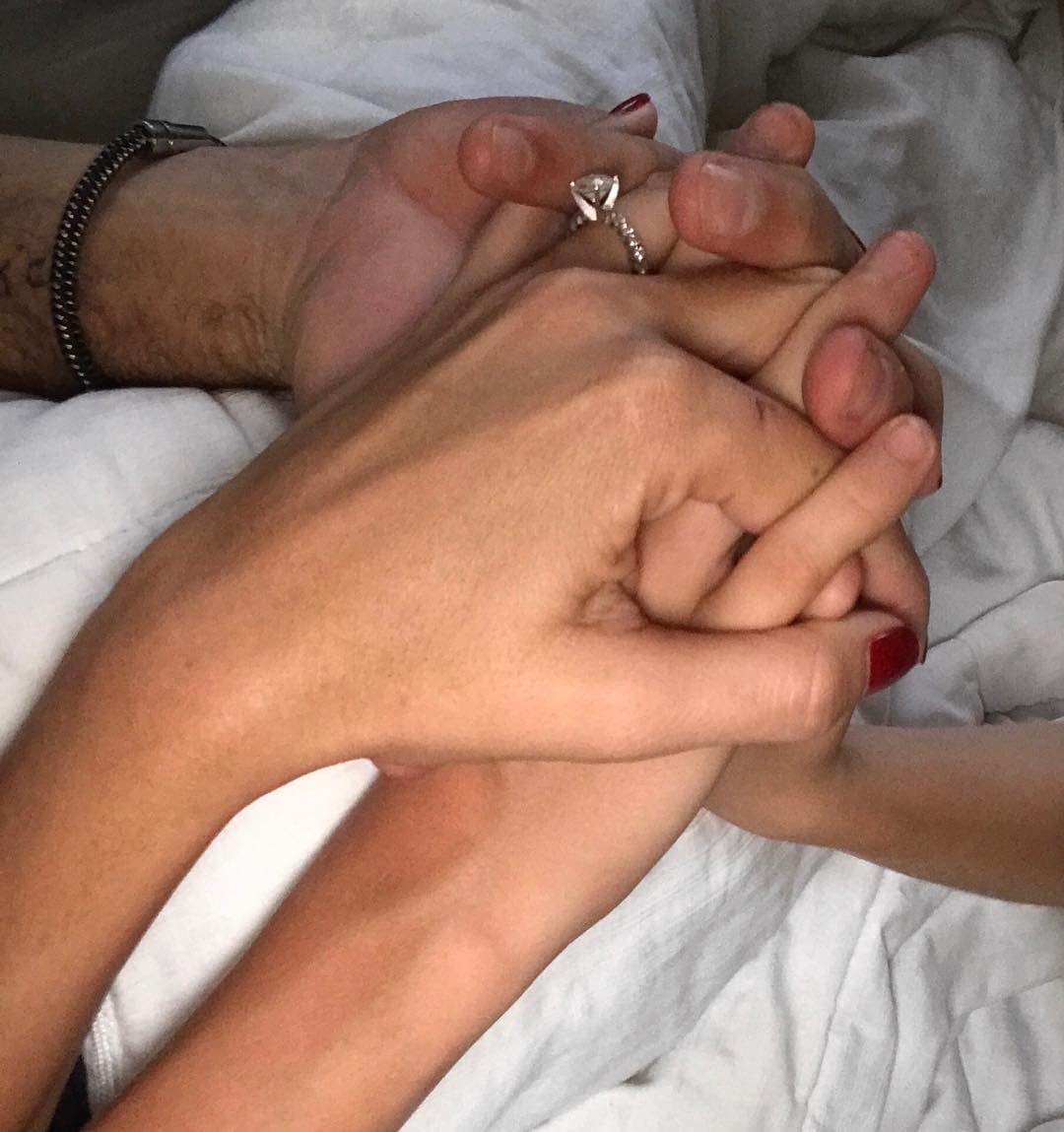 A pesar de sus apretadas agendas de trabajo, los actores han podido seguir unidos y superar las crisis de pareja que hace un par de años eran recurrentes. En septiembre
<b><a href="http://www.univision.com/programas/novelas/william-levy-apoya-la-faceta-de-empresaria-de-elizabeth-gutierrez-con-su-linea-de-cremas-fotos">Elizabeth</a></b> compartió esta imagen en la que de nuevo luce un anillo de compromiso, dejando ver que próximamente podría a llegar al altar del brazo de
<b><a href="http://www.univision.com/temas/william-levy">Levy</a></b>, cosa que emocionó a sus fanáticos.