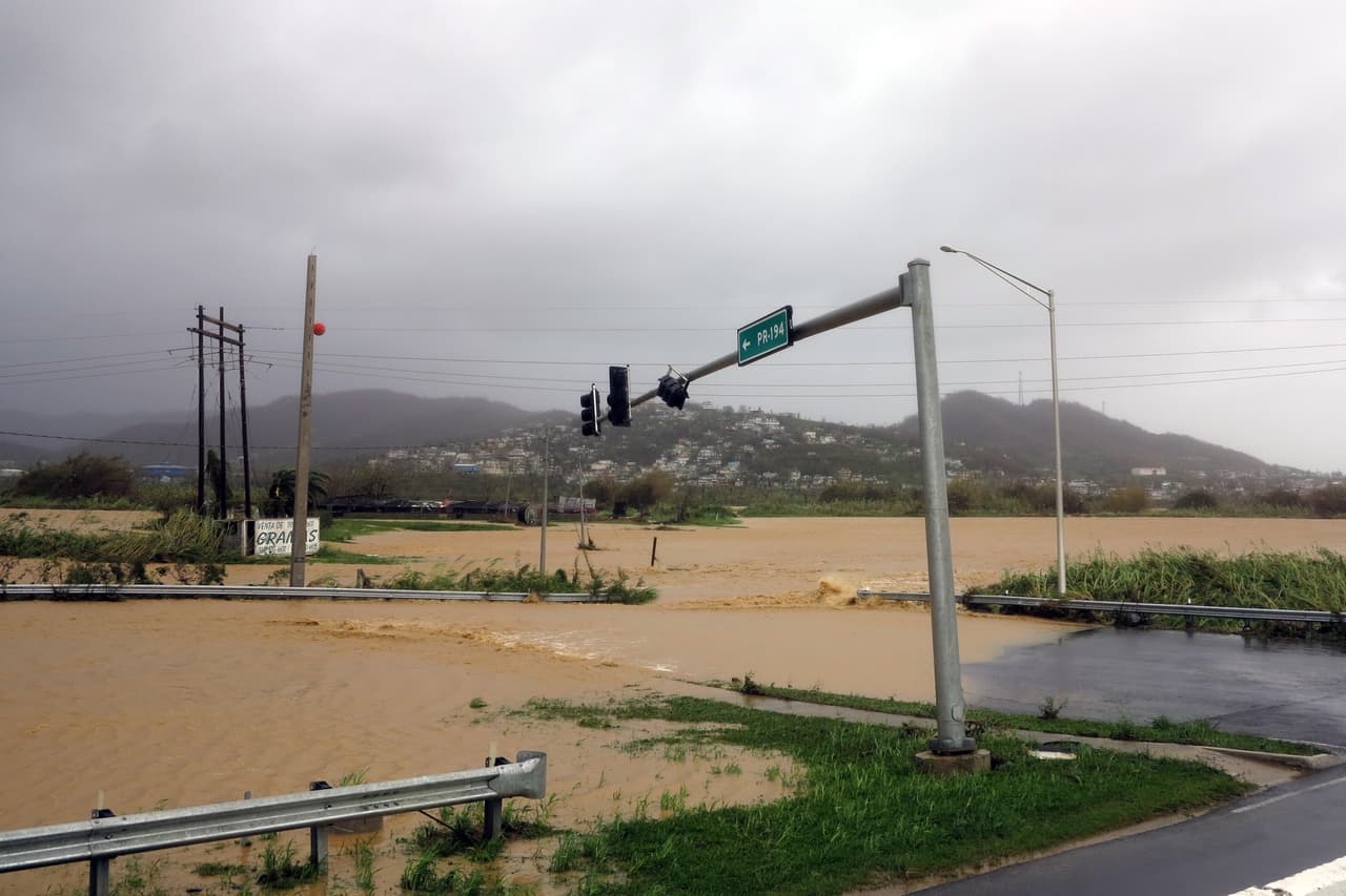 <b>Una calle inundada en Fajardo, al noreste de la isla. </b>El huracán 
<b>se degradó a categoría 2 </b>tras pasar por Puerto Rico.