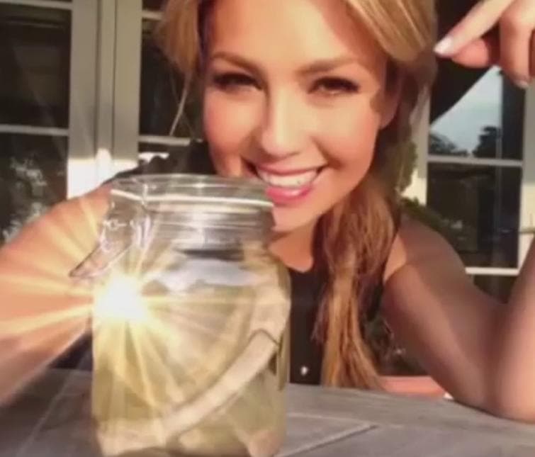 En agosto de 2014, Thalía decidió publicar esta fotografía en Instagram con el texto "Para todos mis amados fans de Filipinas, ¡aquí está la prueba! Mis famosas costillas las he guardado conmigo todos estos años", burlándose de este rumor.