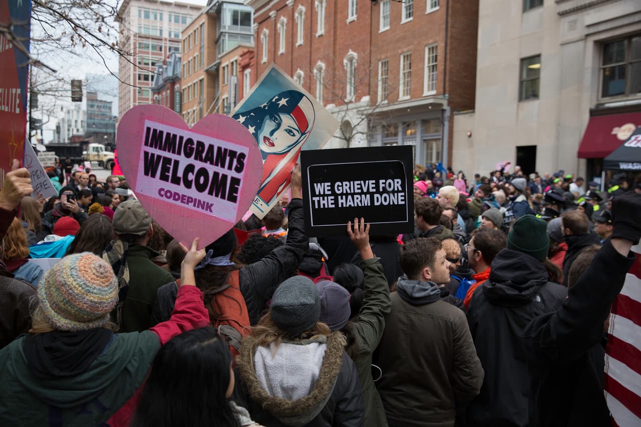 Varios carteles reivindican la diversidad del país. La del hijab se publicó también en prensa este viernes. Con bailes, banderas de arcoiris y carteles de "No a Trump", centenares de manifestantes se concentraron en las entradas del público a los diversos puntos de la avenida Pensilvania o la explanada del National Mall donde se puede contemplar la investidura.