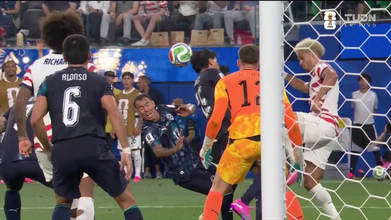 ¡Madre mía! Casi se noquean entre compañeros en el Estados Unidos vs. Paraguay