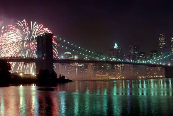 El fotogénico puente fue diseñado por el ingeniero de origen alemán John Augustus Roebling, quien murió por el tétanos tras serle amputado un pie a causa de un accidente que ocurrió en el embarcadero durante las obras.
