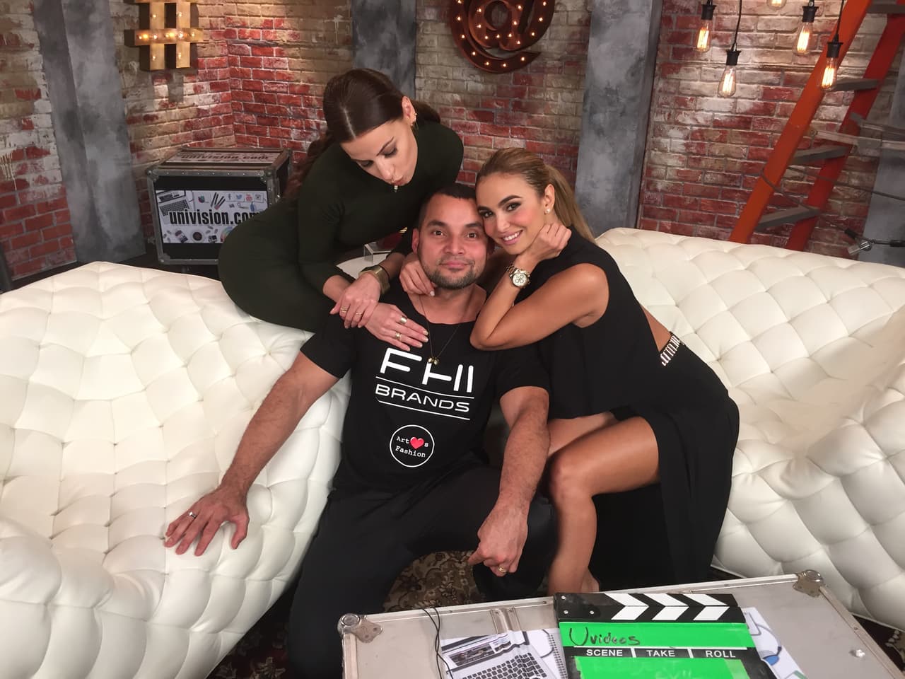 Entre una entrevista y otra, nuestros expertos aprovechaban para retocar a las chicas y dejarlas guapas para recibir al siguiente artista.