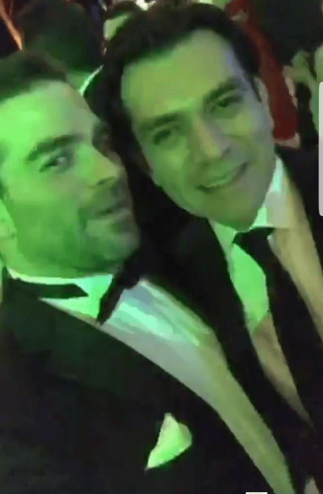 No podía faltar Jorge Salinas, gran amigo de la pareja, aquí con Alejandro Nones, deseando felicidad a los novios,