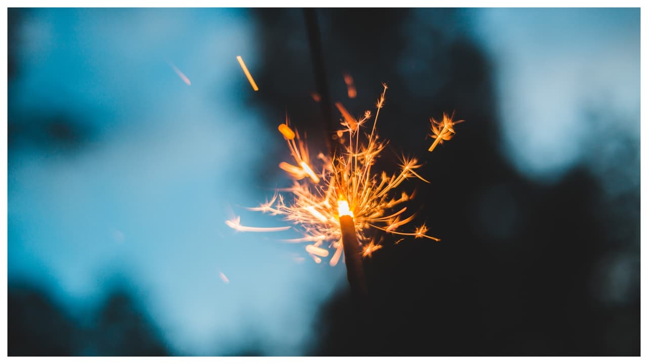 Los juegos artificiales son peligrosos. Antes de usar fuegos artificiales, consulta las leyes locales, lee bien las instrucciones y síguelas al pie de la letra. Recuerda: 
<b>solo se pueden prender al aire libre,</b> y lejos de árboles o edificios. Además: nunca dejes que los niños los usen sin supervisión. 
<br>