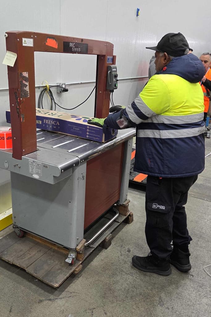 <b>Inspecciones fitosanitarias para protección agrícola. </b>Especialistas agrícolas de la Oficina de Aduanas y Protección Fronteriza (CBP) en Miami inspeccionan cada embarque para evitar la introducción de plagas y enfermedades vegetales; en promedio detectan 
<b>40–50 plagas por día</b>, principalmente polillas, las cuales son remitidas al Departamento de Agricultura para evaluación.