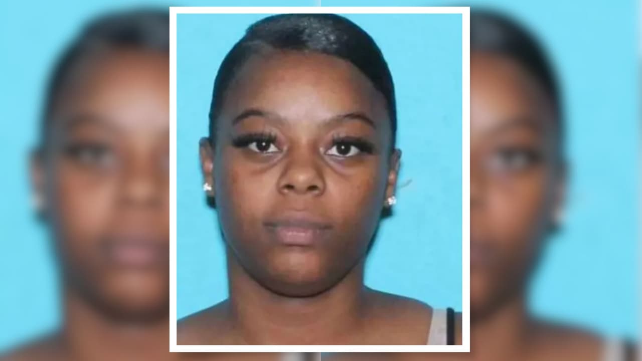 Esta mujer está acusada de asesinar a una joven de 21 años y no ha podido ser arrestada por la policía