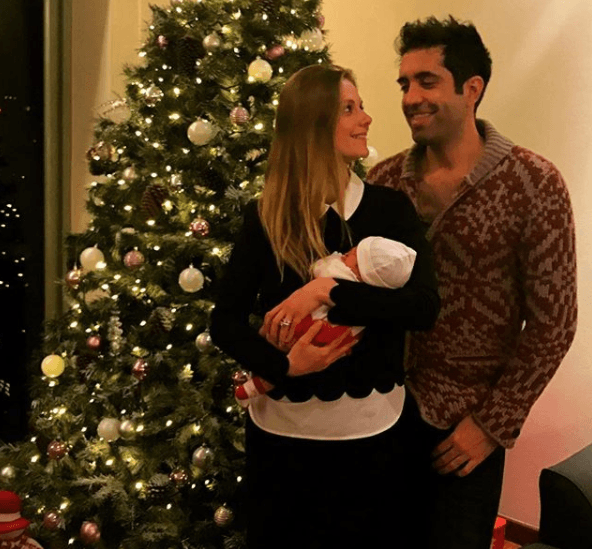 Masha es el nombre de su pequeña hija, quien nació el pasado 9 de diciembre y con esta foto navideña la presentó al lado de su esposo Rodrigo Moreira.