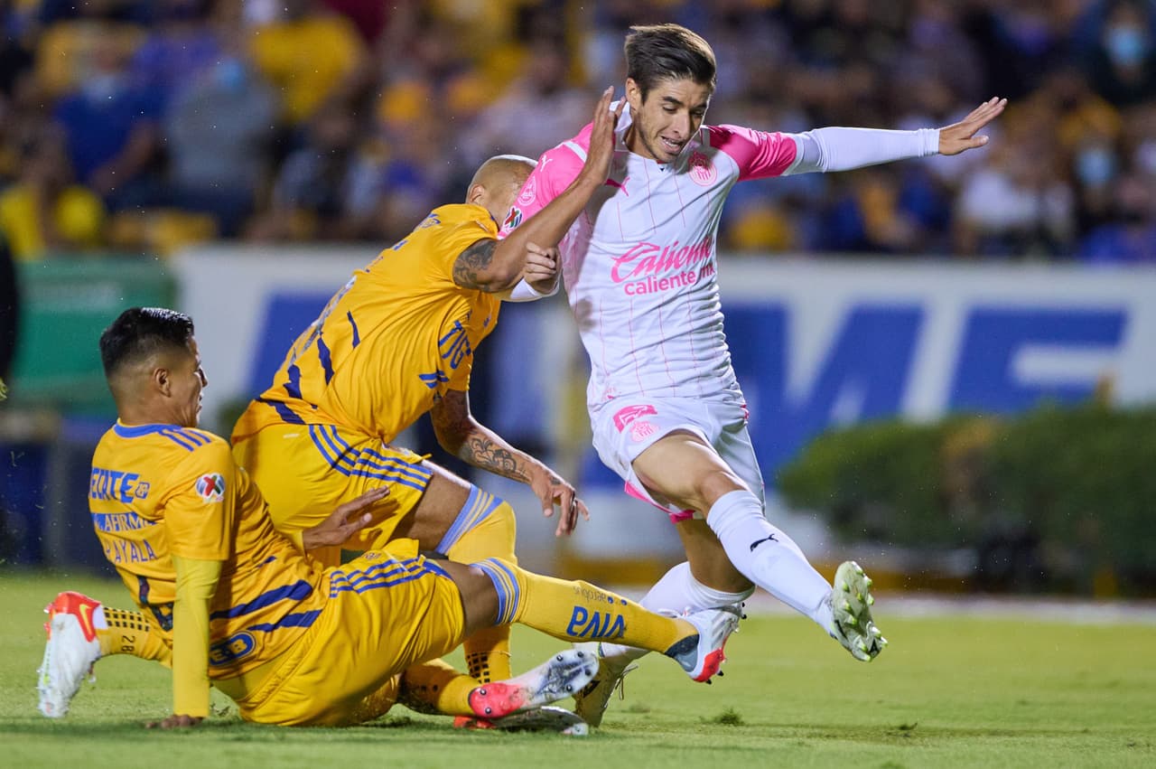 Con doblete de André-Pierre Gignac, Tigres venció a Chivas en el ‘Volcán’ y se metió de lleno en los puestos por calificar directo a Cuartos de Final, mientras que el Rebaño Sagrado está al borde del rotundo fracaso.