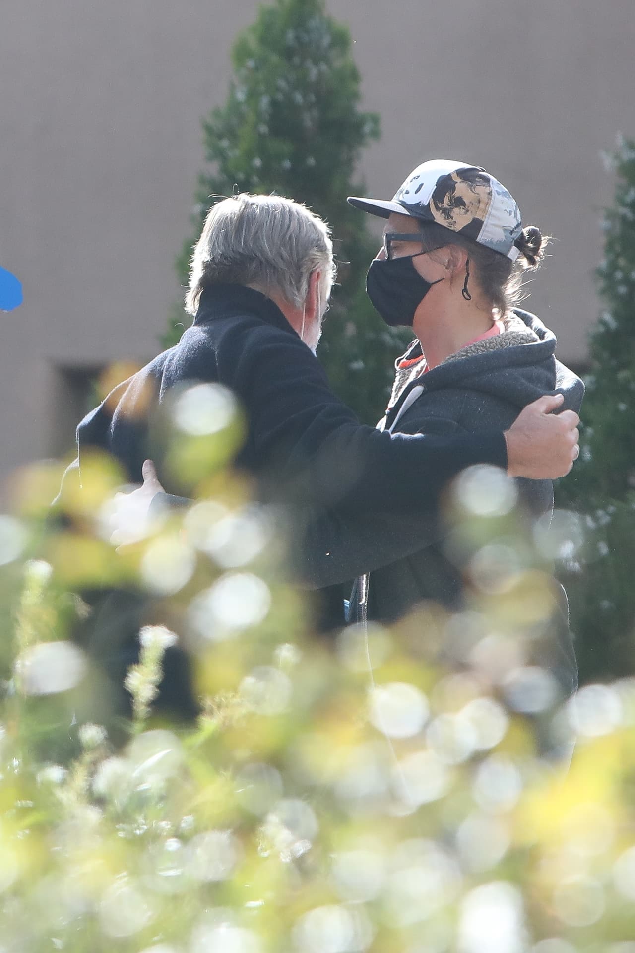 Hubo un momento en que el artista de 63 años fue captado despidiéndose con un abrazo de Matthew Hutchins y Andros. 
<br>