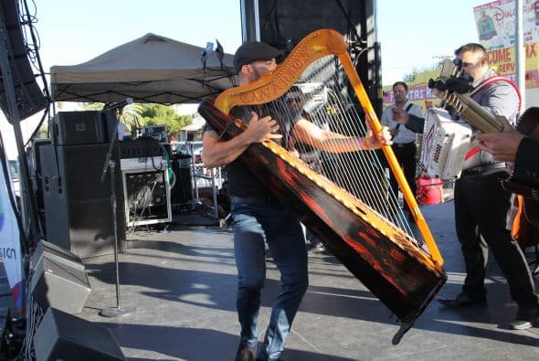“ Los Canarios de Michoacán” pusieron a bailar a cientos de Arizoneneses en los Latin Grammy Street Parties en Phoenix, quienes no pudieron resistirse al carismático grupo de música regional mexicana, su sonido único del arpa y a sus conocidos sencillos. 