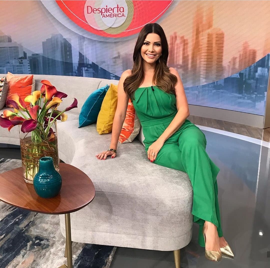 Los trajes a un solo color han sido los predilectos de Ana Patricia esta primavera, aquí la vemos con uno verde esmeralda. Claro está que nuestra conductora busca estar siempre a la moda y que es una gran influencia en sus seguidores. No te pierdas los looks de verano con que estamos seguros también nos sorprenderá.