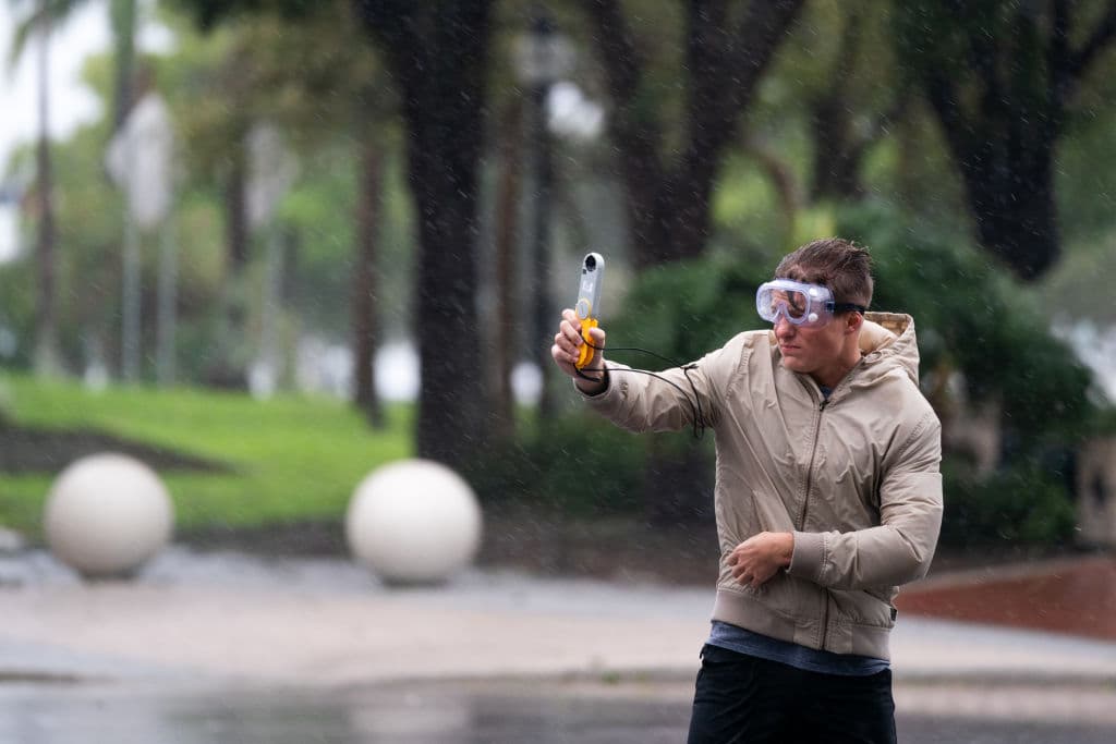 Jacob Woods, estudiante de meteorología de la Universidad Estatal de Mississippi, mide las ráfagas de viento a medida que se acerca el huracán Ian el 28 de septiembre de 2022 en Sarasota, Florida.
<br>
<br>A primera hora de la tarde, su equipo observó ráfagas de más de cincuenta millas por hora. Ian está golpeando el área como un huracán de categoría 4.