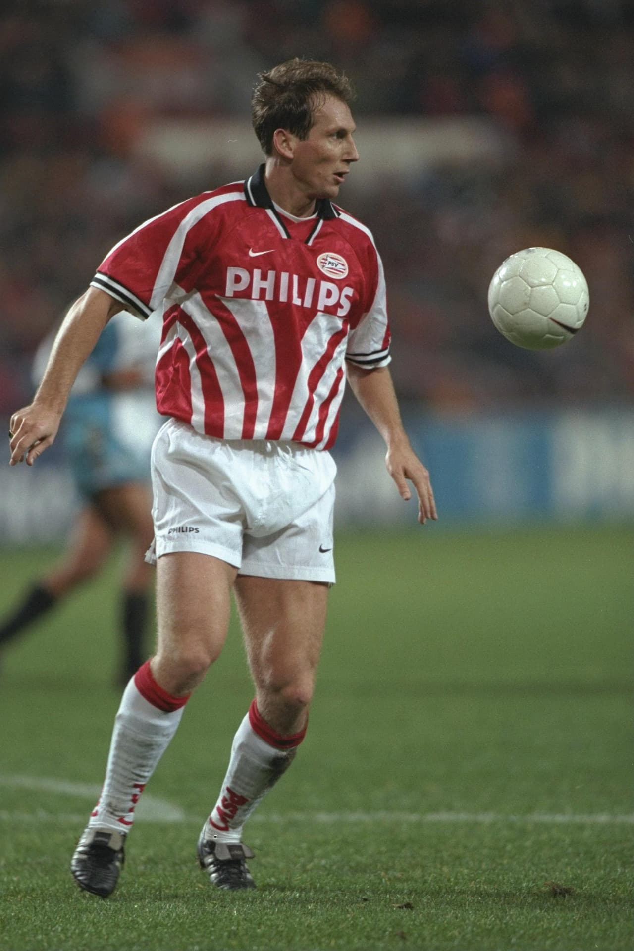 El defensa holandés Jaap Stam llegó del Willem II al PSV Eindhoven con 23 años de edad en el mercado invernal de 1996, como una promesa de ese país.