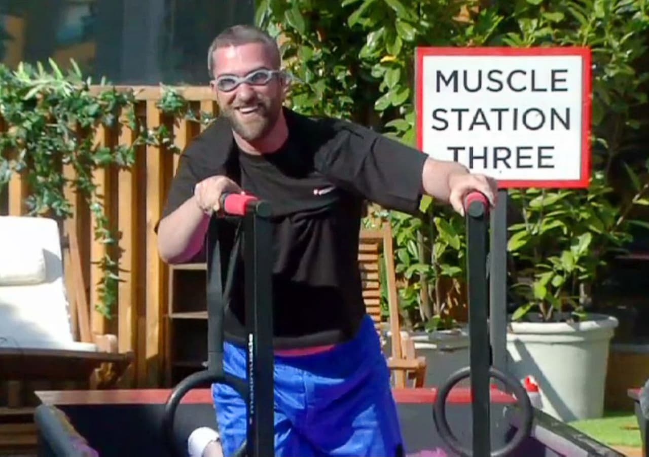 Explicó que acompañó al artista en la ambulancia y al llegar, antes de poder recostarlo en la cama, dejó de respirar: "Se decidió por el DNR (orden de no resucitar) porque ya 
<b>no quería sufrir más, solo se quería ir</b>", contó.
<br>